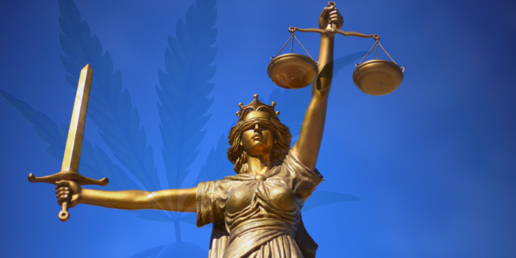 Legalizálták személyes használatra a marihuána termesztését és használatát 18 éves kor felettieknek